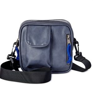 No Boundaries Square Crossbody BAG CUTE! Color:Grey/Blue Pullers